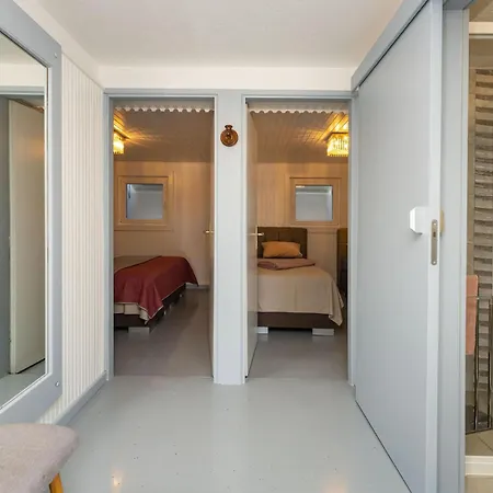 2 Bedroom Front In * רטינה