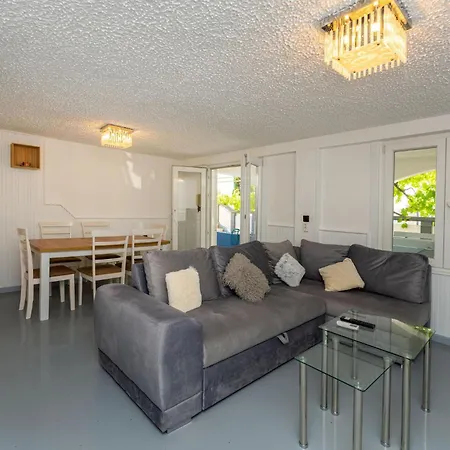 דירה 2 Bedroom Front In *