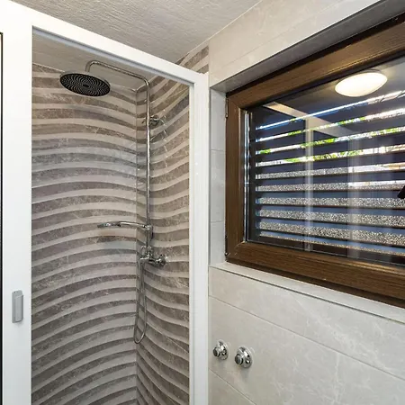 2 Bedroom Front In דירה רטינה