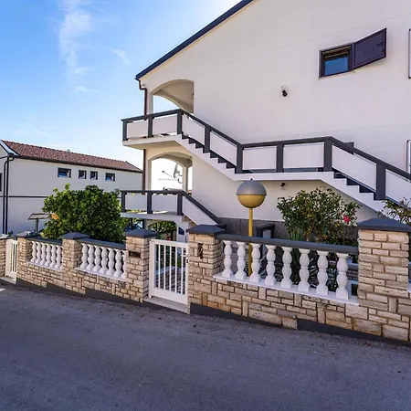 Апартаменты 2 Bedroom Awesome In Ртина