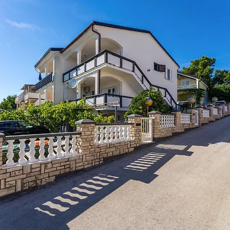 2 Bedroom Awesome In Διαμέρισμα Rtina