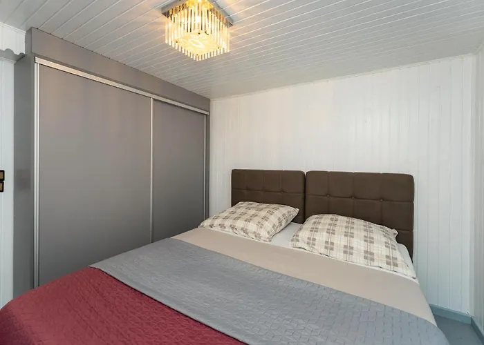Апартаменты 2 Bedroom Awesome In