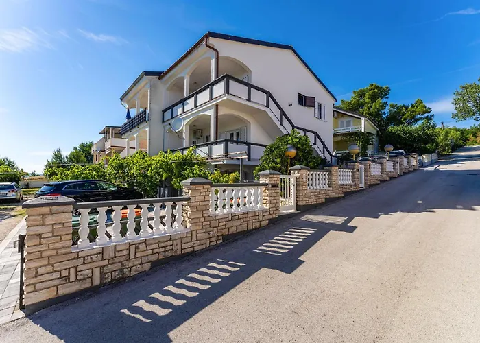 2 Bedroom Awesome In Διαμέρισμα Rtina