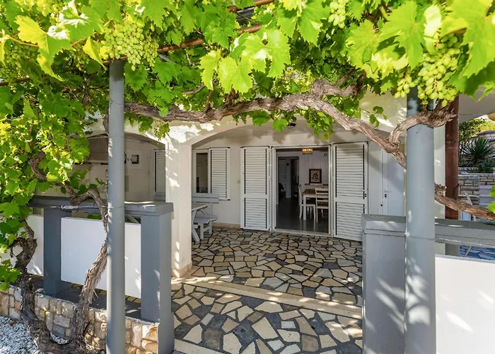 2 Bedroom Awesome In Διαμέρισμα Rtina